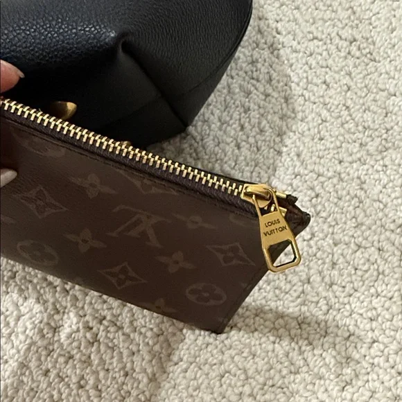 Black low key hobo LV - Picture 11 of 16